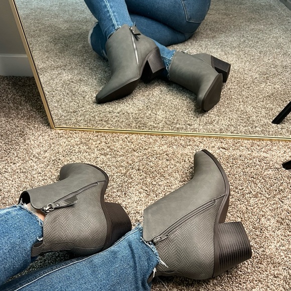 NWOT! JustFab Carlee Gray Booties in Size 10 Wide - Picture 6 of 9